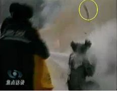 CCTV“自焚”节目慢动作分析-2：重物猛击刘的头部后被弹起