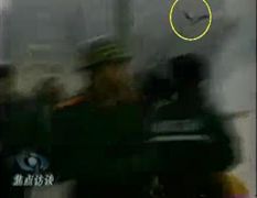 CCTV“自焚”节目慢动作分析-3：重物逆着灭火器喷射流飞向警察
