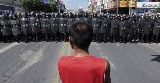 启东抗议者与防暴警察对峙