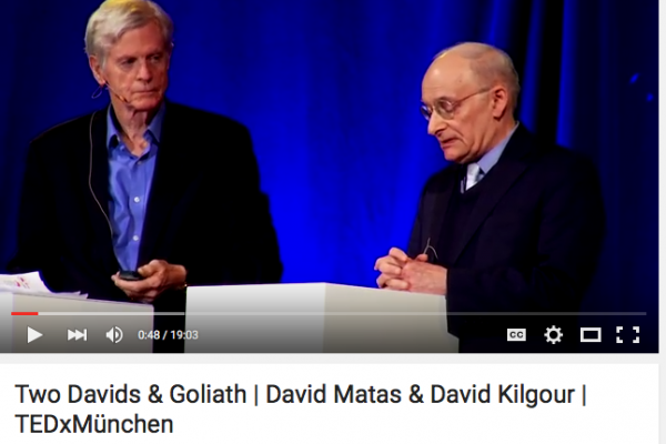《血腥的活摘器官》一书的作者大卫．麦塔斯（David Matas）和大卫．乔高（David Kilgour ）近期受邀在TEDx演讲大会上进行了题为“两个大卫战红魔”的联合演讲，揭示中国器官移植疯狂的秘密。（视频截图）