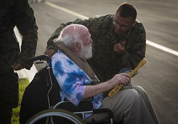 图为飓风后，美军从加勒比地区撤离一位腿脚不便的老人回美（来源：U.S. Southern Command官网）