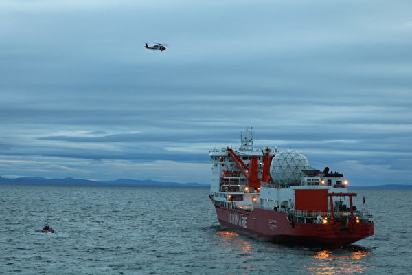 图为飓风中，美国海岸警卫队派船只和直升机接中国科考船上的中国籍船员，上岸接受治疗。（来源：U.S. Coast Guard photo）