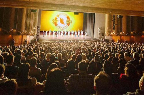 '图2：神韵环球艺术团继上周在美国加州伯克利分校场场爆满的票房佳绩后，移师加州硅谷重镇圣荷西，于二零一九年十二月二十六日在圣荷西表演艺术中心（San Jose Center for the Performing Arts）的首场演出持续爆满，观众反馈热烈。'
