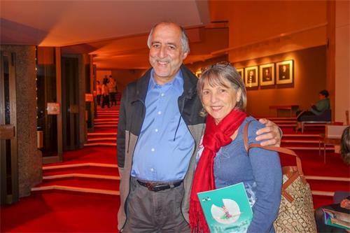 '图12：渥太华法学教授塞尔吉·罗伊（Serge Roy）和妻子卡罗·沃萨尔（Carole Voisard）观赏神韵演出后表示，演出带来如此多的快乐，还有纯净的能量，他们要年年来看神韵。'