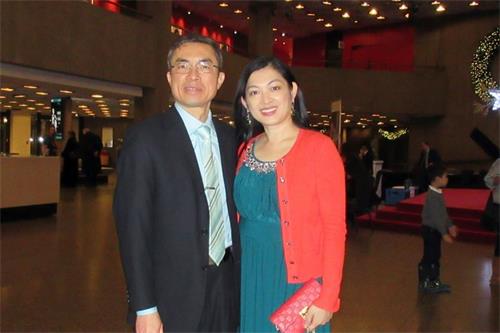 '图10：越南裔医生Hong Phuc Tran-Le（译名：陈黎洪福）和妻子药剂师Thuy Duong（译名：翠阳）第四度观赏神韵演出，他说︰“神韵让我们想起自己的根”。'